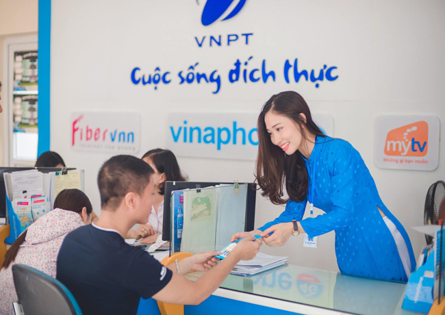 Nhân viên VNPT đang hướng dẫn khách hàng đăng ký chữ ký số