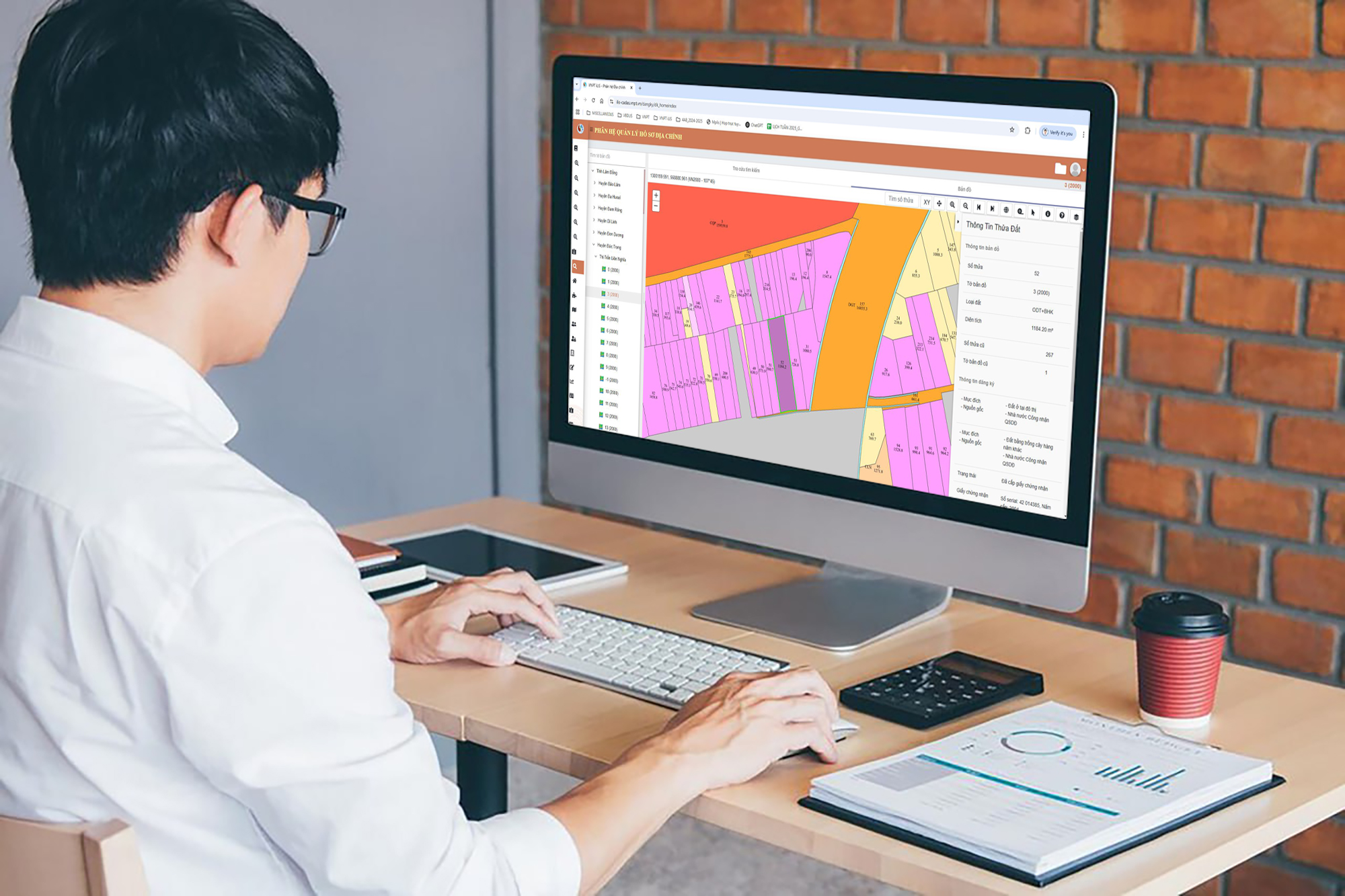 Cán bộ địa chính sử dụng hệ thống quản lý đất đai VNPT