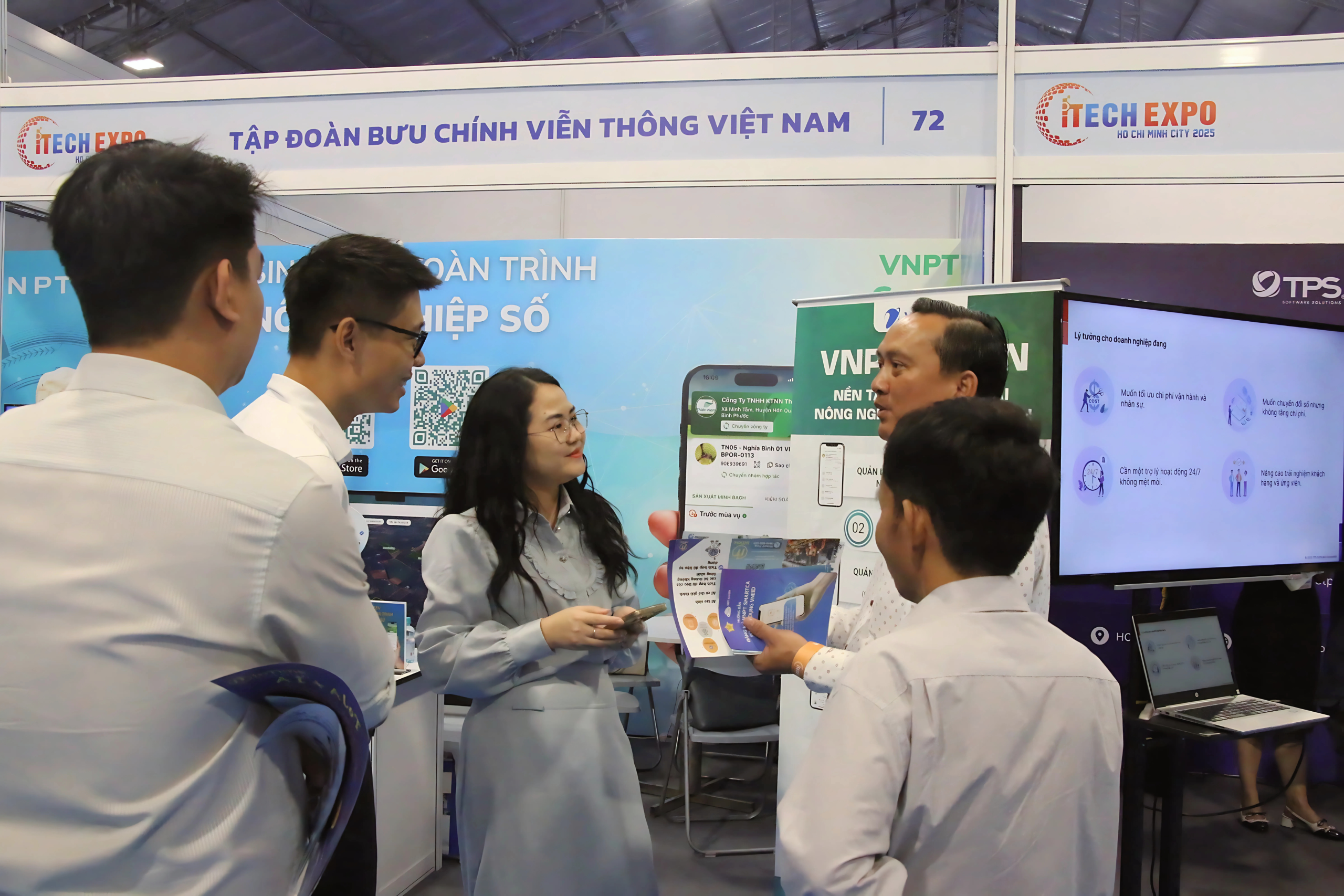 VNPT giới thiệu bộ giải pháp chuyển đổi số cho nông dân và hộ, cá thể kinh doanh tại iTECH EXPO 2025