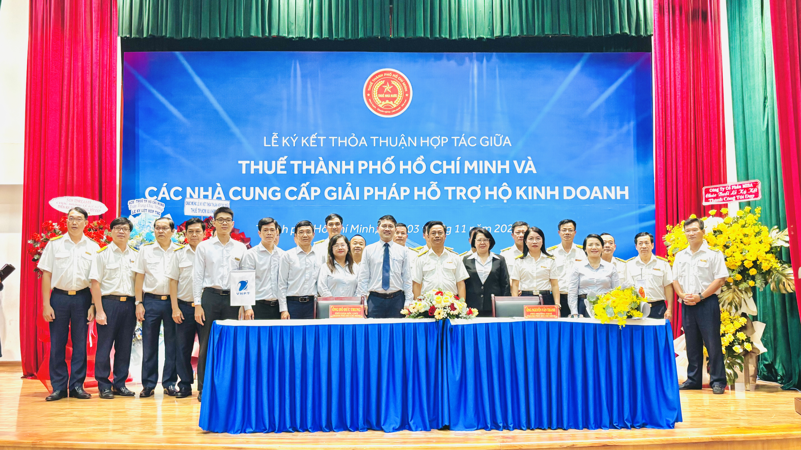 Ông Đỗ Đức Trung - PGĐ VNPT ký kết thỏa thuận hợp tác với Ông Nguyễn Văn Thành, Phó trưởng Thuế TP 