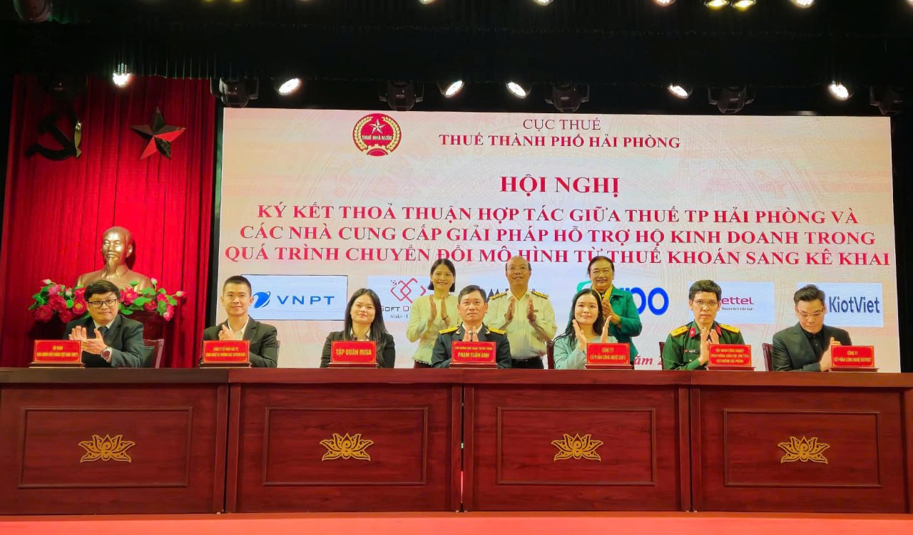Đại diện các đơn vị cung cấp giải pháp cùng Cục Thuế TP Hải Phòng ký kết thỏa thuận hợp tác hướng dẫn chính sách thuế và hỗ trợ hộ kinh doanh chuyển đổi số.