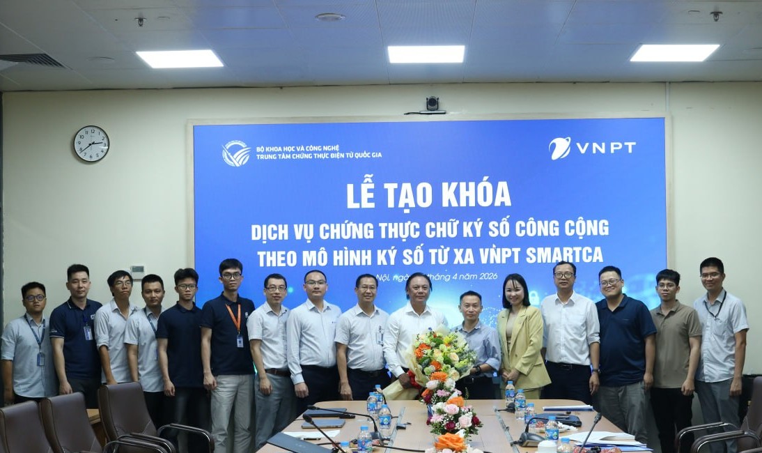 Lãnh đạo Trung tâm Chứng thực điện tử quốc gia (Bộ Khoa học và Công nghệ) và VNPT tại  Lễ tạo khóa chứng thư số mới cho dịch vụ VNPT Smart CA
