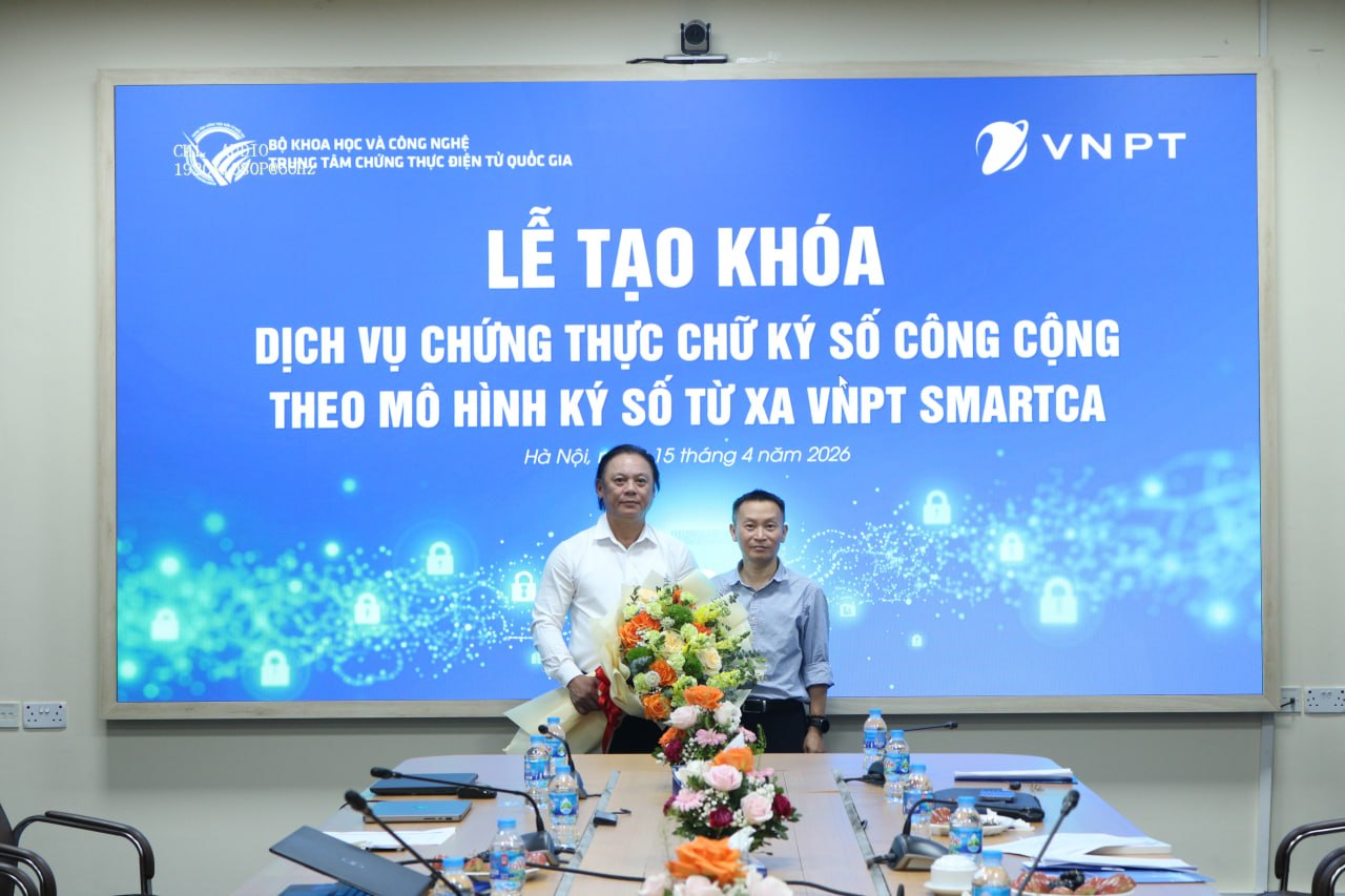 Lãnh đạo Trung tâm Chứng thực điện tử quốc gia (Bộ Khoa học và Công nghệ) và VNPT tại  Lễ tạo khóa chứng thư số mới cho dịch vụ VNPT Smart CA