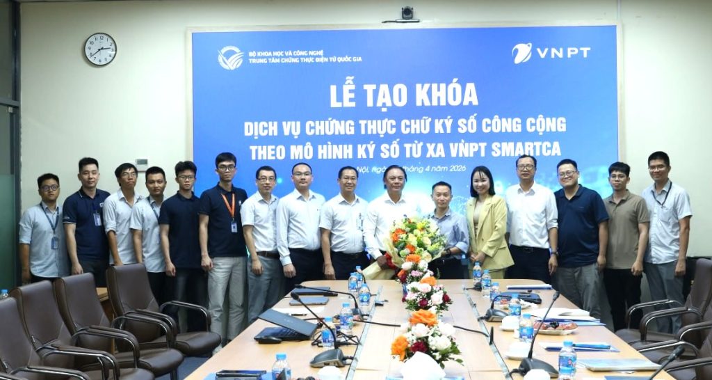 anh 1 Lanh dao Trung tam Chung thuc dien tu quoc gia Bo Khoa hoc va Cong nghe va VNPT tai Le tao khoa chung thu so moi cho dich vu VNPT Smart CA
